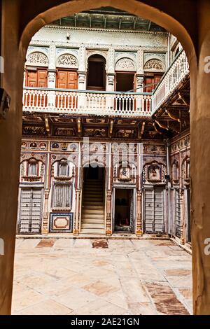 Cortile, Ramnath Podar Haveli Museum, Nawalgarh, Shekhawati, Rajasthan, India, Asia Foto Stock