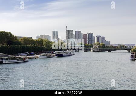 Vista panoramica a Senna con barche viste dal Pont de lene dalla Torre Eiffel a Parigi, Francia Foto Stock