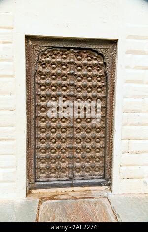 Porta chiusa, Mandawa Castle, Jhunjhunu, Shekhawati, Rajasthan, India, Asia Foto Stock