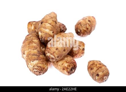 Fresche biologiche topinambur isolati su sfondo bianco close up Foto Stock