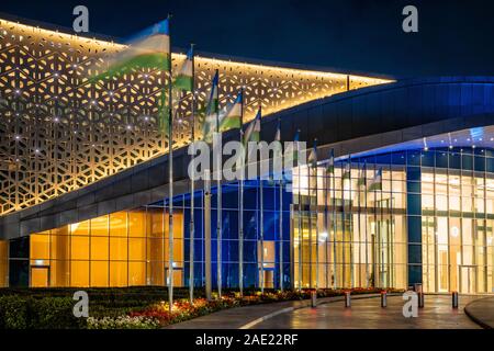 Tashkent, Uzbekistan - 30 Ottobre, 2019: sala congressi con colorati illuminazione notturna della città di Tashkent Park Foto Stock