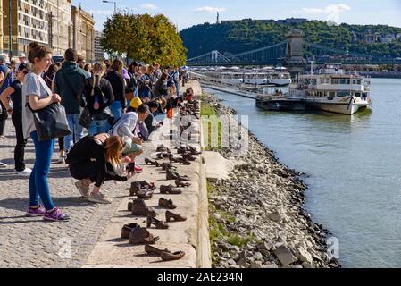 Scarpe sulla sponda del Danubio, un memoriale per gli ebrei uccisi durante la Seconda Guerra Mondiale a Budapest, Ungheria Foto Stock