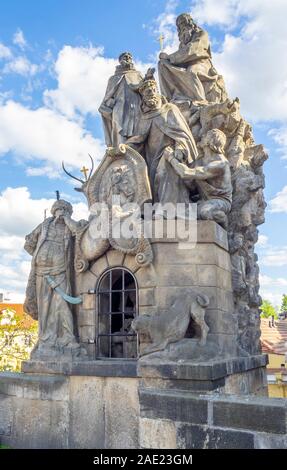 Replica statue di Giovanni di Matha, Felice de Valois e San Ivan, sul Ponte Carlo a Praga Repubblica Ceca. Foto Stock