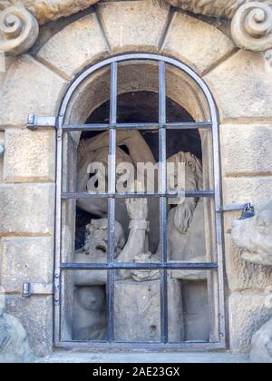 Base della replica statue di Giovanni di Matha, Felice de Valois e San Ivan, sul Ponte Carlo a Praga Repubblica Ceca. Foto Stock