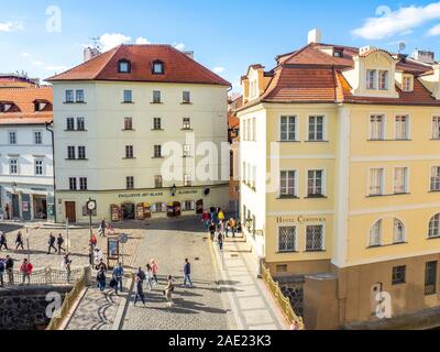 I turisti camminando sul Ponte di ciottoli oltre la Čertovka canal, Hotel Čertovka e negozio di souvenir in Lesser Town Praga Repubblica Ceca. Foto Stock