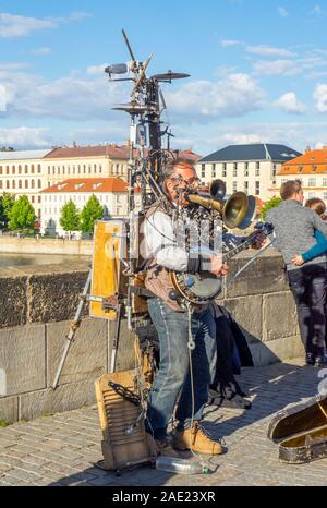 Busker giocano molti strumenti musicali sul Ponte Carlo a Praga Repubblica Ceca. Foto Stock