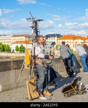Busker giocano molti strumenti musicali sul Ponte Carlo a Praga Repubblica Ceca. Foto Stock