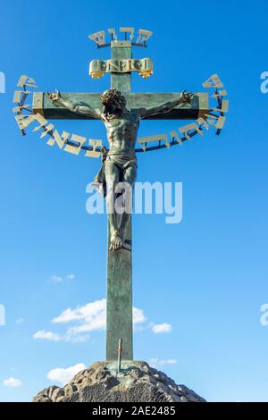 Replica della controversa scultura Crocifisso e il Calvario con testo ebraico medioevale deridono cittadini ebrei Charles Bridge Praga Repubblica Ceca. Foto Stock