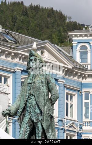 Cittadina turistica cityscape con seagull su Ludwig Holberg statua e pittoresco antico edificio della città il centro storico, girato in piena estate paglierino Foto Stock