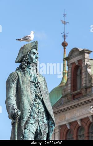 Seagull sulla testa di Ludwig Holberg statua in città il centro storico, girato sotto la luminosa luce estiva a Bergen, Norvegia Foto Stock