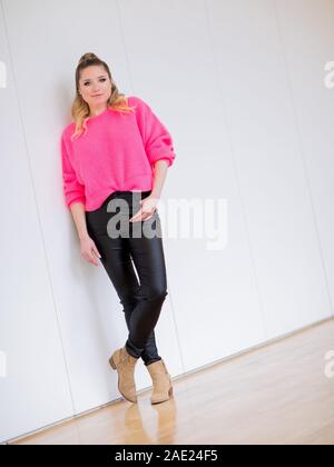 03 dicembre 2019, Renania settentrionale-Vestfalia, Colonia: ESCLUSIVO - Caroline Maria Frier, attrice, registrato a RTL. Foto: Rolf Vennenbernd/dpa Foto Stock