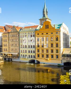 Edifici di appartamenti e hotel affacciato sul fiume Moldava Praga Repubblica Ceca. Foto Stock