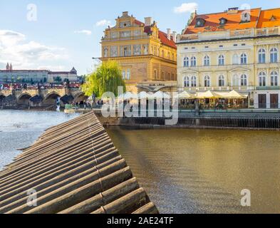 Tronchi di legno fissato ad una diga nel fiume Moldava e Lavka club e Bedřich Smetana Museum di Praga Repubblica Ceca Foto Stock