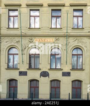 Hlahol concert hall con sculture di Ladislav Šaloun sulla facciata, music venue per coro Hlahol Città Nuova di Praga Repubblica Ceca. Foto Stock