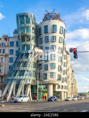 Fred e Ginger o la Casa Danzante edificio per uffici da architetti Frank Gehry e Vlado Milunić Città Nuova di Praga Repubblica Ceca. Foto Stock