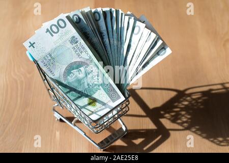 Carrello riempito con lo zloty polacco Foto Stock