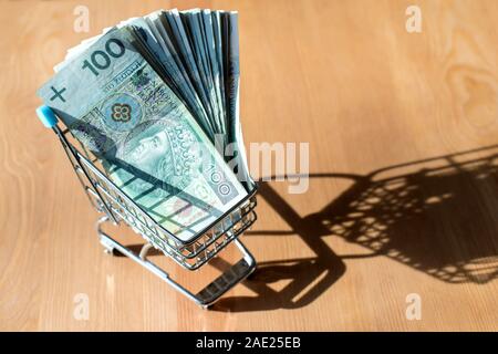 Carrello riempito con lo zloty polacco Foto Stock