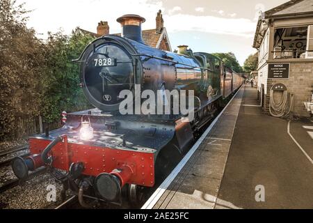 West Somerset Railway corre attraverso North Somerset. Gestito da personale e volontari porta communters, appassionati e tavellers al Canale di Bristol Foto Stock