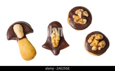 Quattro frollini linzer cookies decorata con glassa di cioccolato e noci. Tradizionale natale ceca o nozze biscotti incollati da diffondere matto o inceppamento. Foto Stock