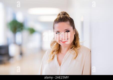 03 dicembre 2019, Renania settentrionale-Vestfalia, Colonia: ESCLUSIVO - Caroline Maria Frier, attrice, registrato a RTL. Foto: Rolf Vennenbernd/dpa Foto Stock