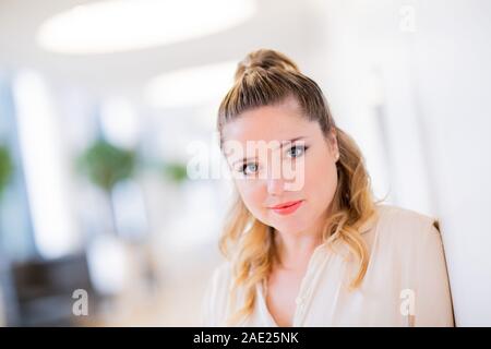 03 dicembre 2019, Renania settentrionale-Vestfalia, Colonia: ESCLUSIVO - Caroline Maria Frier, attrice, registrato a RTL. Foto: Rolf Vennenbernd/dpa Foto Stock