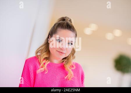 03 dicembre 2019, Renania settentrionale-Vestfalia, Colonia: ESCLUSIVO - Caroline Maria Frier, attrice, registrato a RTL. Foto: Rolf Vennenbernd/dpa Foto Stock