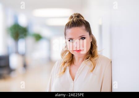 03 dicembre 2019, Renania settentrionale-Vestfalia, Colonia: ESCLUSIVO - Caroline Maria Frier, attrice, registrato a RTL. Foto: Rolf Vennenbernd/dpa Foto Stock