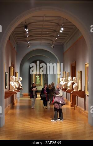 Visitatori presso la National Portrait Gallery di Londra, Regno Unito Foto Stock