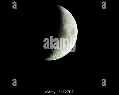 Il termine aumentando Crescent Moon è utilizzato per descrivere il periodo dopo la luna nuova in cui meno della metà di quella illuminata la metà della luna è visib Foto Stock