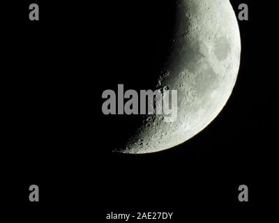 Il termine aumentando Crescent Moon è utilizzato per descrivere il periodo dopo la luna nuova in cui meno della metà di quella illuminata la metà della luna è visib Foto Stock