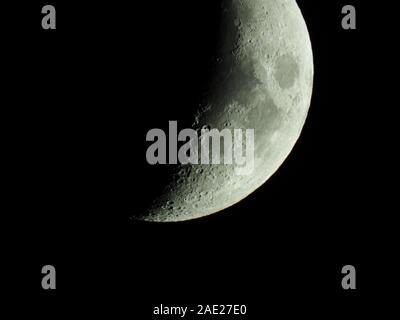 Il termine aumentando Crescent Moon è utilizzato per descrivere il periodo dopo la luna nuova in cui meno della metà di quella illuminata la metà della luna è visib Foto Stock