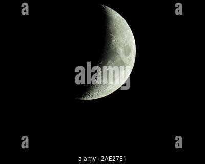 Il termine aumentando Crescent Moon è utilizzato per descrivere il periodo dopo la luna nuova in cui meno della metà di quella illuminata la metà della luna è visib Foto Stock