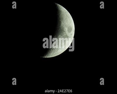 Il termine aumentando Crescent Moon è utilizzato per descrivere il periodo dopo la luna nuova in cui meno della metà di quella illuminata la metà della luna è visib Foto Stock