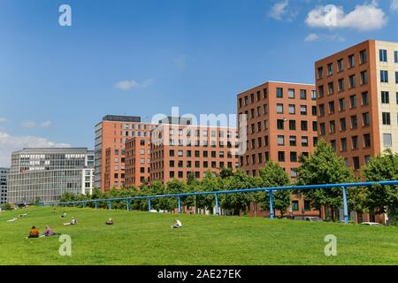 Tilla-Durieux-Park, Bürohäuser, Gabriele-Tergit-Promenade, Potsdamer Platz, nel quartiere Mitte di Berlino, Deutschland Foto Stock