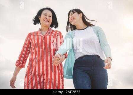 Felice Asian madre e figlia avendo divertimento outdoor - famiglia cinese di trascorrere del tempo insieme al di fuori Foto Stock