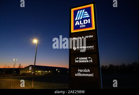 Aichtal, Germania. 06 Dic, 2019. Un segno del discount ALDI Süd si illumina di fronte a una succursale. Credito: Sebastian Gollnow/dpa/Alamy Live News Foto Stock