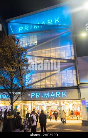 Primark,negozi,negozi,l'uscita,store,negozi,a,a,città,centro,d,Birmingham,West Midlands,Midlands,l'Inghilterra,inglese,GB,Gran Bretagna,British,UK Foto Stock