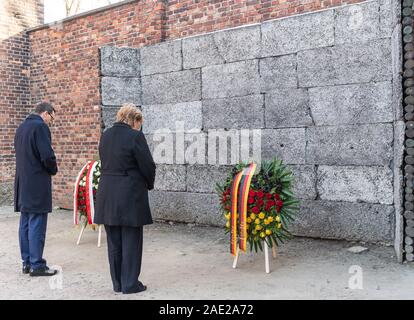 06 dicembre 2019, Polonia, Oswiecim: Cancelliere federale Angela Merkel (CDU) e Mateusz Morawiecki, Primo ministro della Polonia, sono in piedi alla morte parete della ex Germania campo di concentramento di Auschwitz durante una ghirlanda di cerimonia di posa. Merkel ha accettato un invito da parte della fondazione di Auschwitz-Birkenau, che celebra il suo decimo anniversario con una cerimonia. Foto: Robert Michael/dpa-Zentralbild/dpa Foto Stock