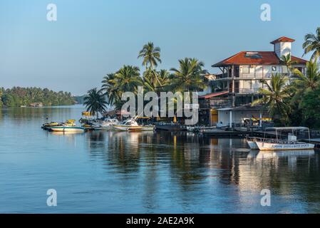 Aluthgama Main Street sole oltre il fiume Bentota, Galle district, Sri Lanka su un ancora perfettamente il giorno sotto un cielo privo di nuvole. Bentota, Sri Lanka. Foto Stock