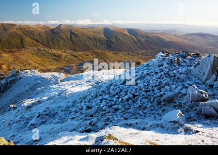 Guardando verso il Kentmere Fells dal rosso ghiaioni nel distretto del lago UK, con un disco di frost. Foto Stock
