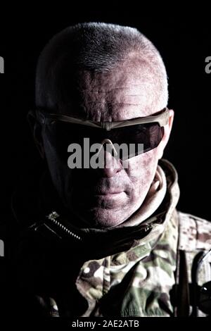 Anziani commando fighter ritratto in studio su nero Foto Stock