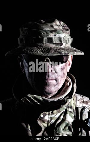 Anziani commando fighter ritratto in studio su nero Foto Stock