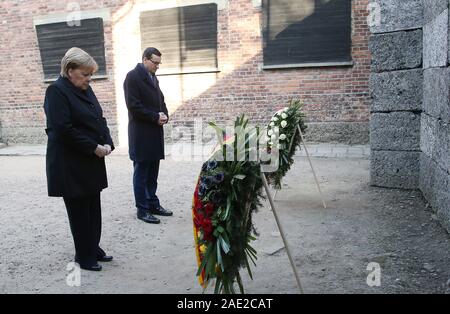 Oswiecim, Polonia. 6 dicembre, 2019. Angela Merkel e Mateusz Morawiecki visto davanti al muro della morte, dove i prigionieri del campo di concentramento nazista di Auschwitz sono stati girati. Il cancelliere tedesco Angela Merkel e il primo ministro della Polonia Mateusz Morawiecki visitare l'ex-nazista campo di sterminio di Auschwitz. Credito: Damian Klamka/ZUMA filo/Alamy Live News Foto Stock