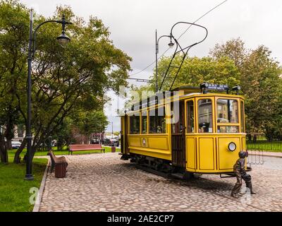 Vyborg, l'oblast di Leningrado, Russia - 12 Settembre 2018: Tram Cafe su Bankovskiy Proyezd in nuvoloso giorno di autunno Foto Stock