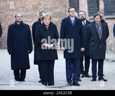 Oswiecim, Polonia. 6 dicembre, 2019. Angela Merkel e Mateusz Morawiecki visto davanti al muro della morte, dove i prigionieri del campo di concentramento nazista di Auschwitz sono stati girati. Il cancelliere tedesco Angela Merkel e il primo ministro della Polonia Mateusz Morawiecki visitare l'ex-nazista campo di sterminio di Auschwitz. Credito: Damian Klamka/ZUMA filo/Alamy Live News Foto Stock