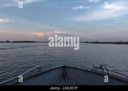 Le imbarcazioni turistiche al tramonto sul fiume Chobe in Botswana Foto Stock