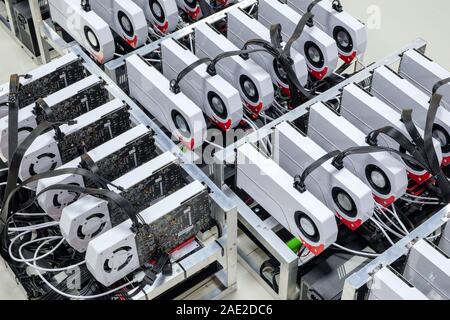 Close-up di un gruppo di computer PC per uso bitcoin mining su top-vista. Foto Stock