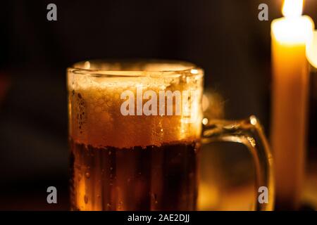 La pinta di birra scura nel pub alleggerimento Foto Stock