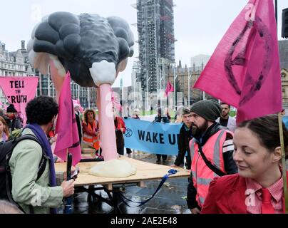La piazza del Parlamento, Londra, Regno Unito. Il 6 dicembre 2019. La Ribellione di estinzione il cambiamento climatico manifestanti fase 'Operazione grosso uccello' in Westminster. Credito: Matteo Chattle/Alamy Live News Foto Stock