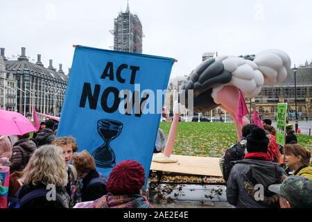 La piazza del Parlamento, Londra, Regno Unito. Il 6 dicembre 2019. La Ribellione di estinzione il cambiamento climatico manifestanti fase 'Operazione grosso uccello' in Westminster. Credito: Matteo Chattle/Alamy Live News Foto Stock